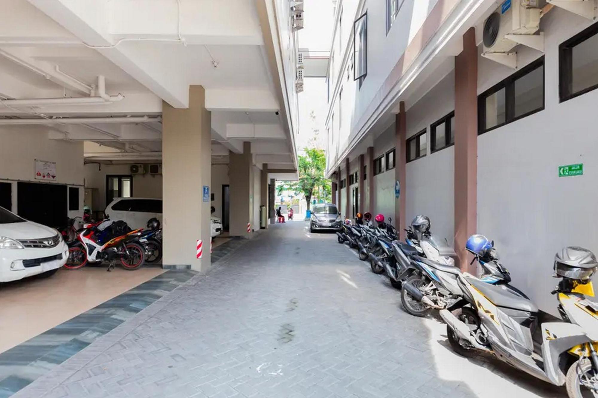 Sans Hotel Rajawali Surabaya By Reddoorz Krembangan Ngoại thất bức ảnh