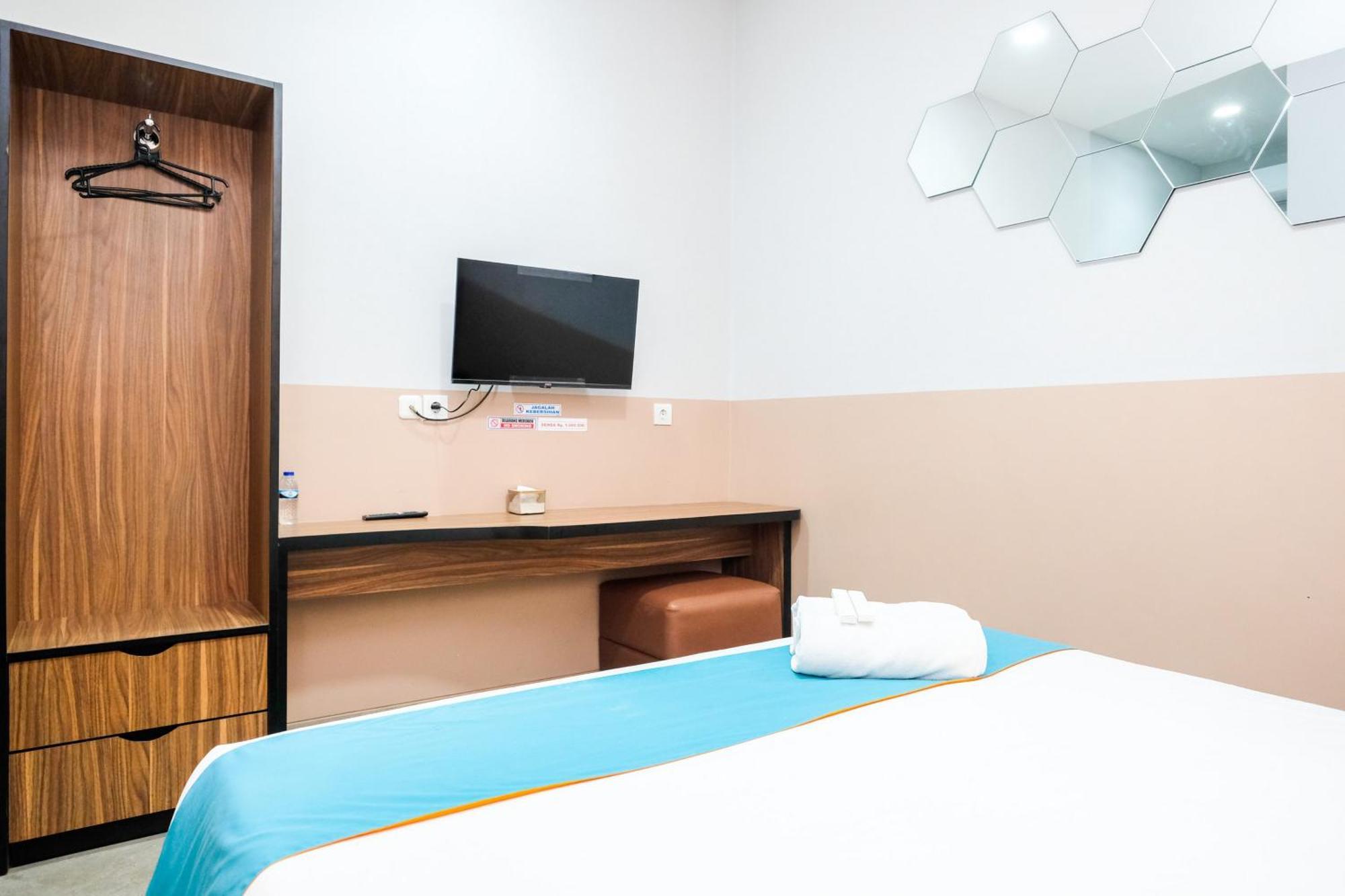 Sans Hotel Rajawali Surabaya By Reddoorz Krembangan Ngoại thất bức ảnh