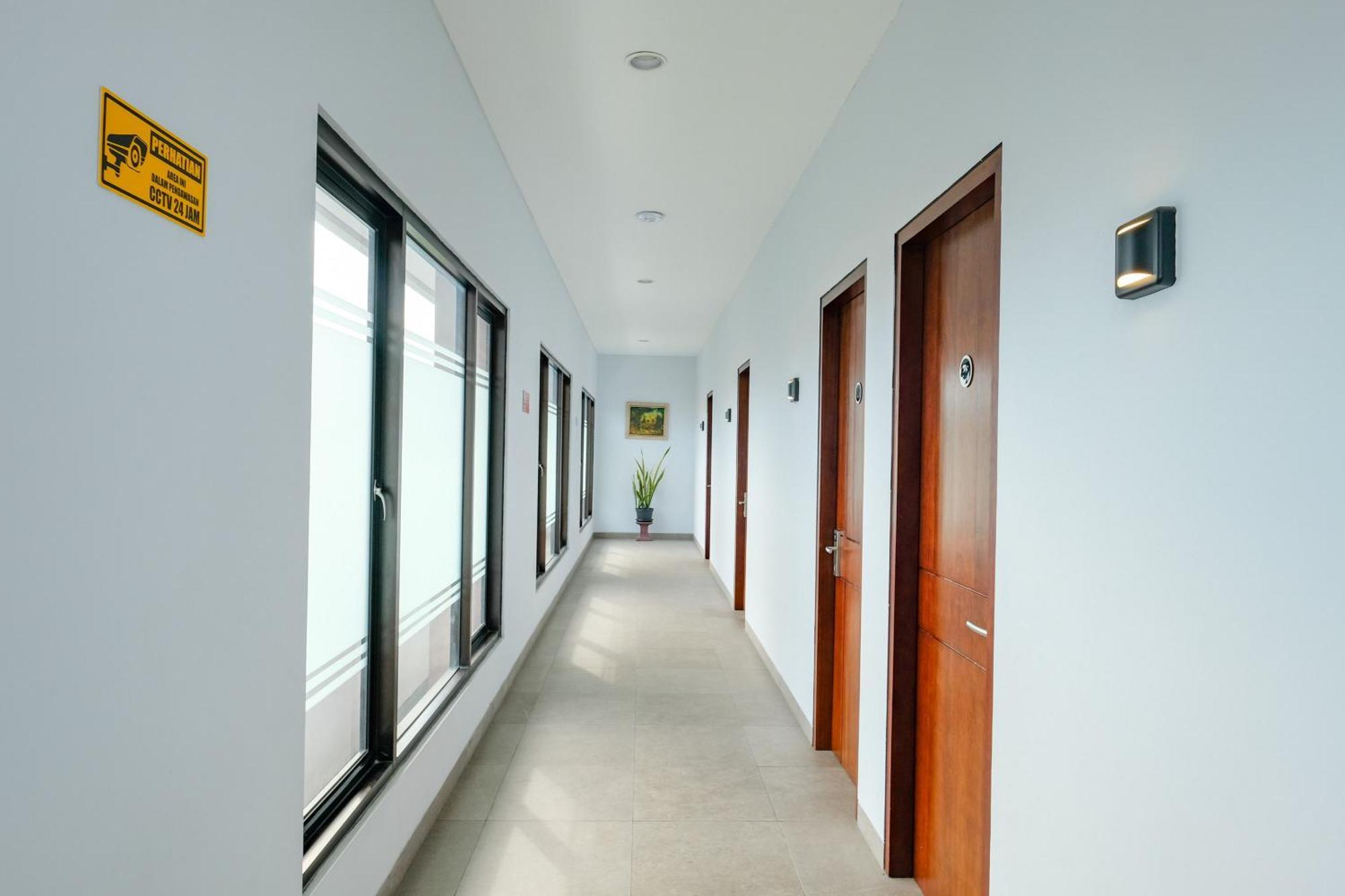 Sans Hotel Rajawali Surabaya By Reddoorz Krembangan Ngoại thất bức ảnh