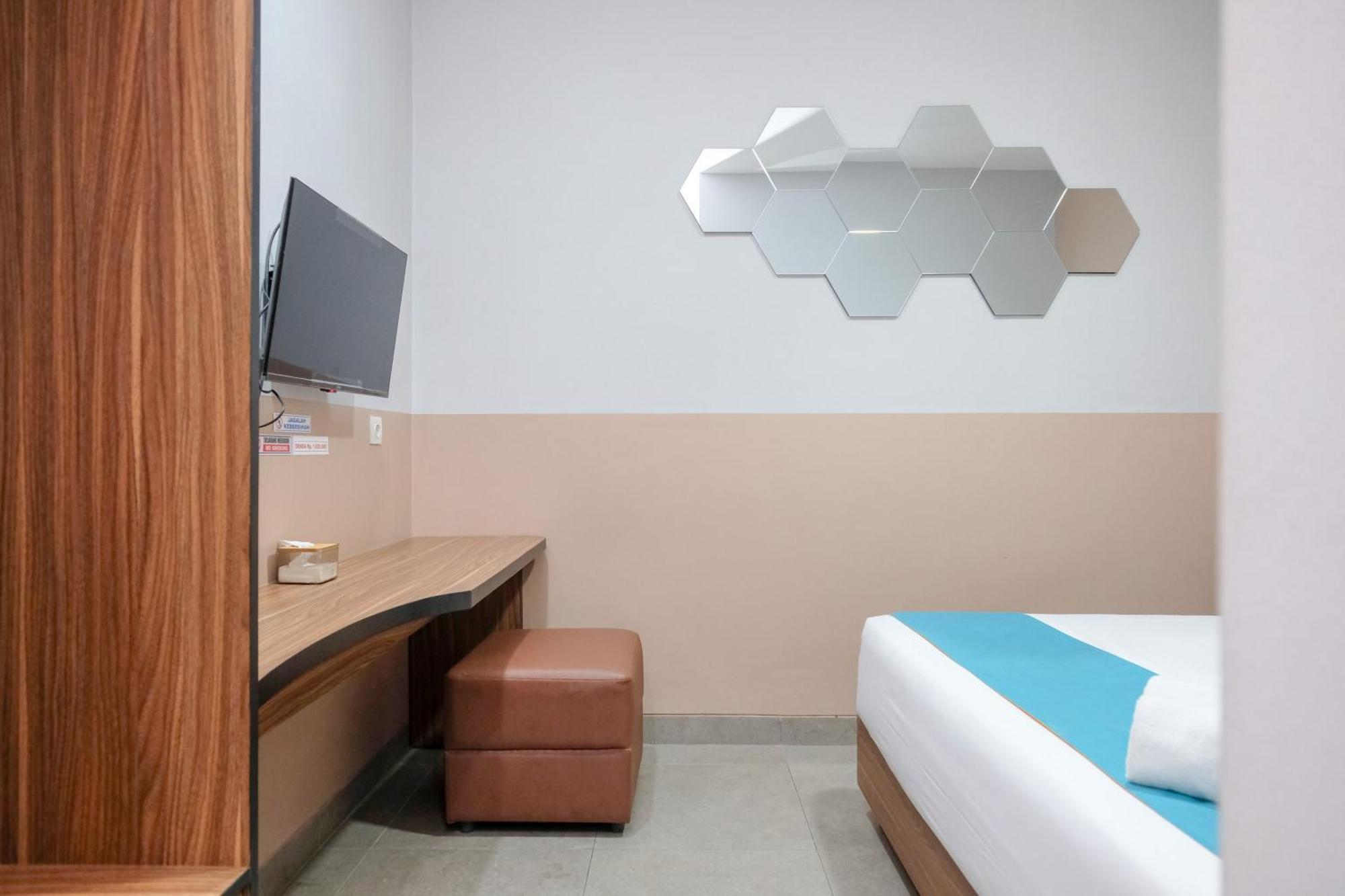 Sans Hotel Rajawali Surabaya By Reddoorz Krembangan Ngoại thất bức ảnh