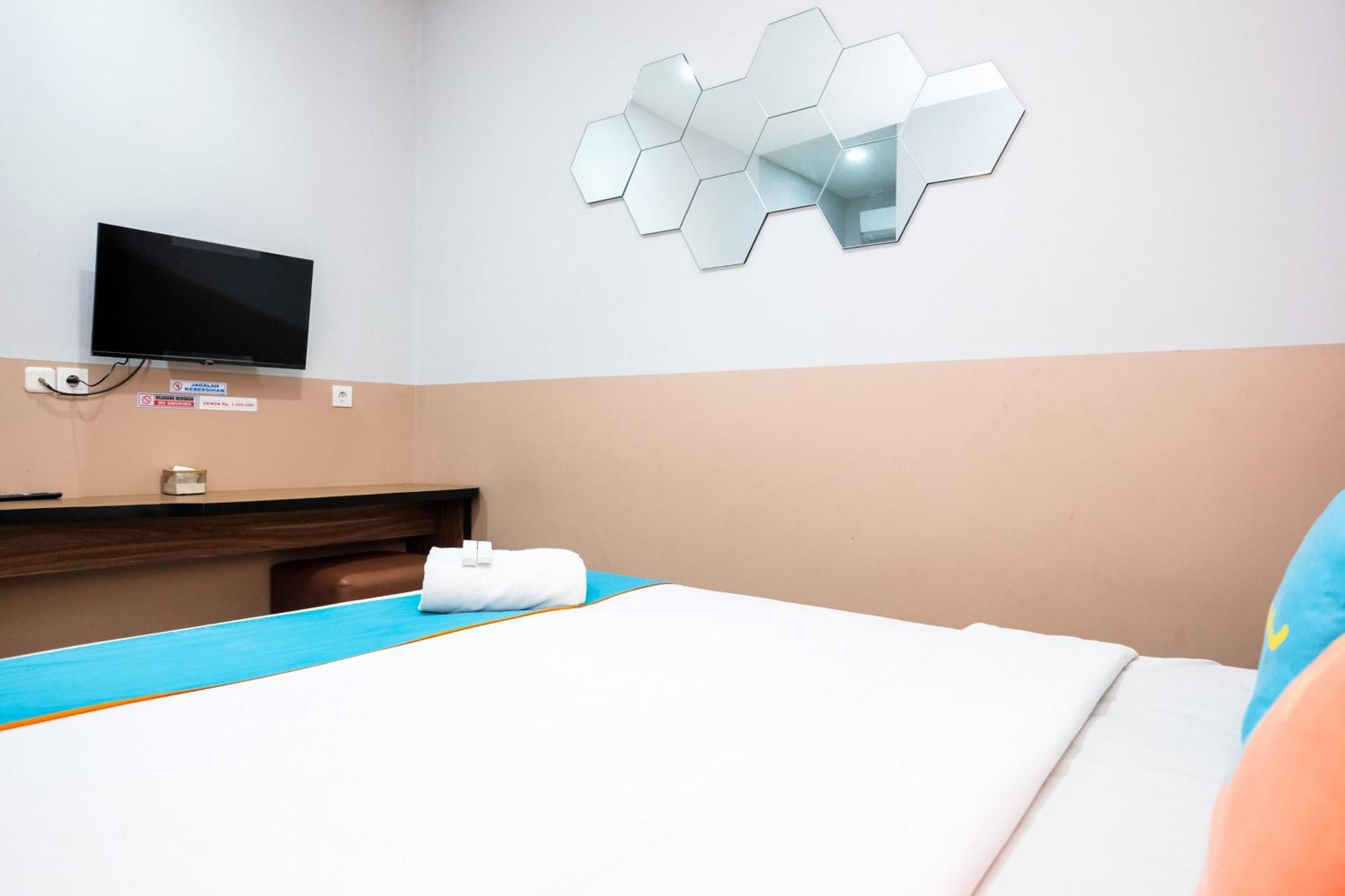 Sans Hotel Rajawali Surabaya By Reddoorz Krembangan Ngoại thất bức ảnh